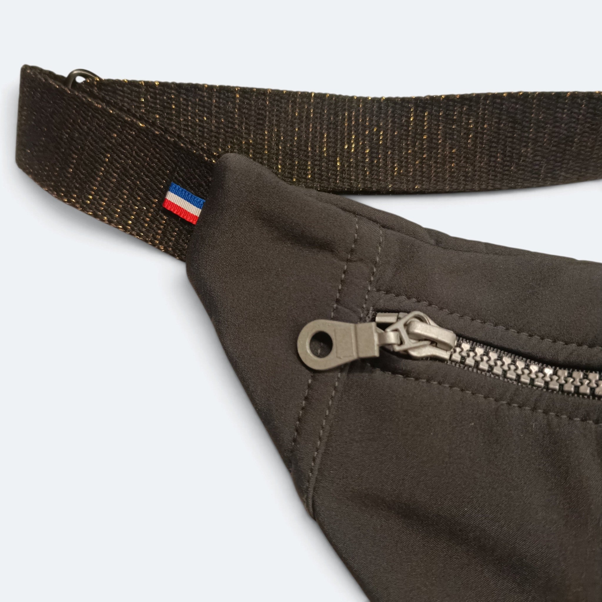 Sac banane JUP-ON gris imperméable avec sangle brillante lurex et petit drapeau tricolore