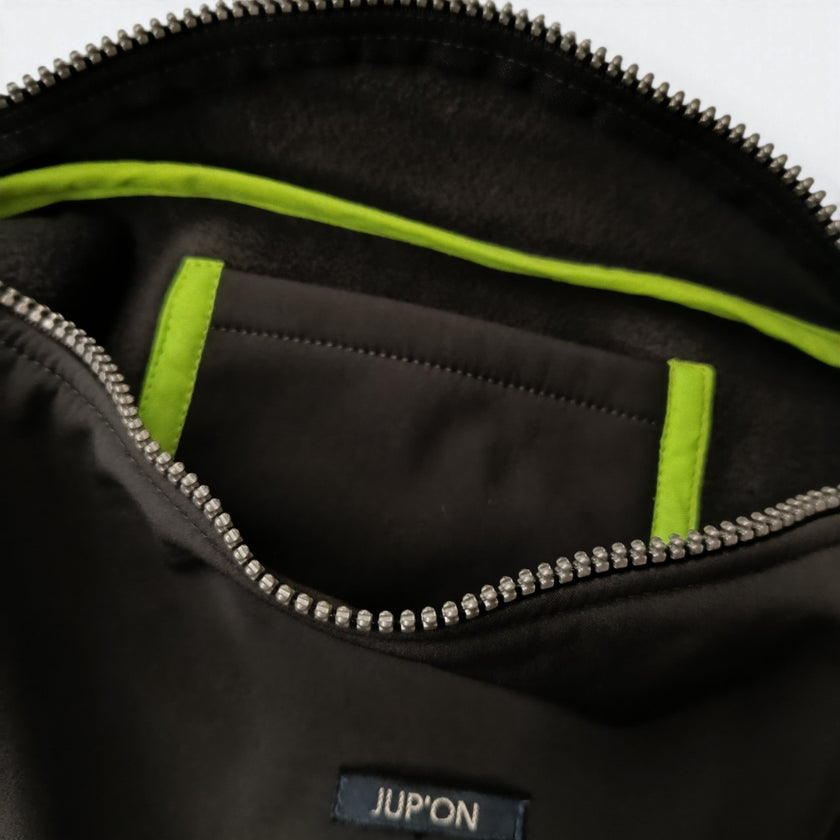 Interieur du sac banane impermeable JUP-ON gris en softshell avec doublure douce et detail vert fluo et fermeture eclair robuste