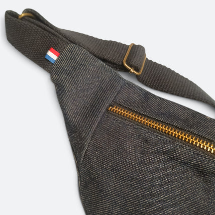 Sac banane JUP-ON jeans recyclé avec sangle noire et petit drapeau tricolore Made in France
