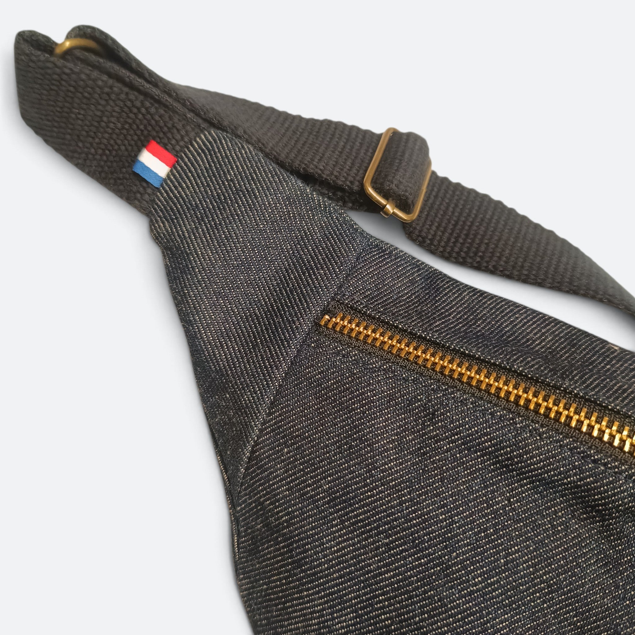 Sac banane JUP-ON jeans recyclé avec sangle noire et petit drapeau tricolore Made in France