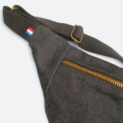 Sac banane JUP-ON jeans recyclé avec sangle noire et petit drapeau tricolore Made in France