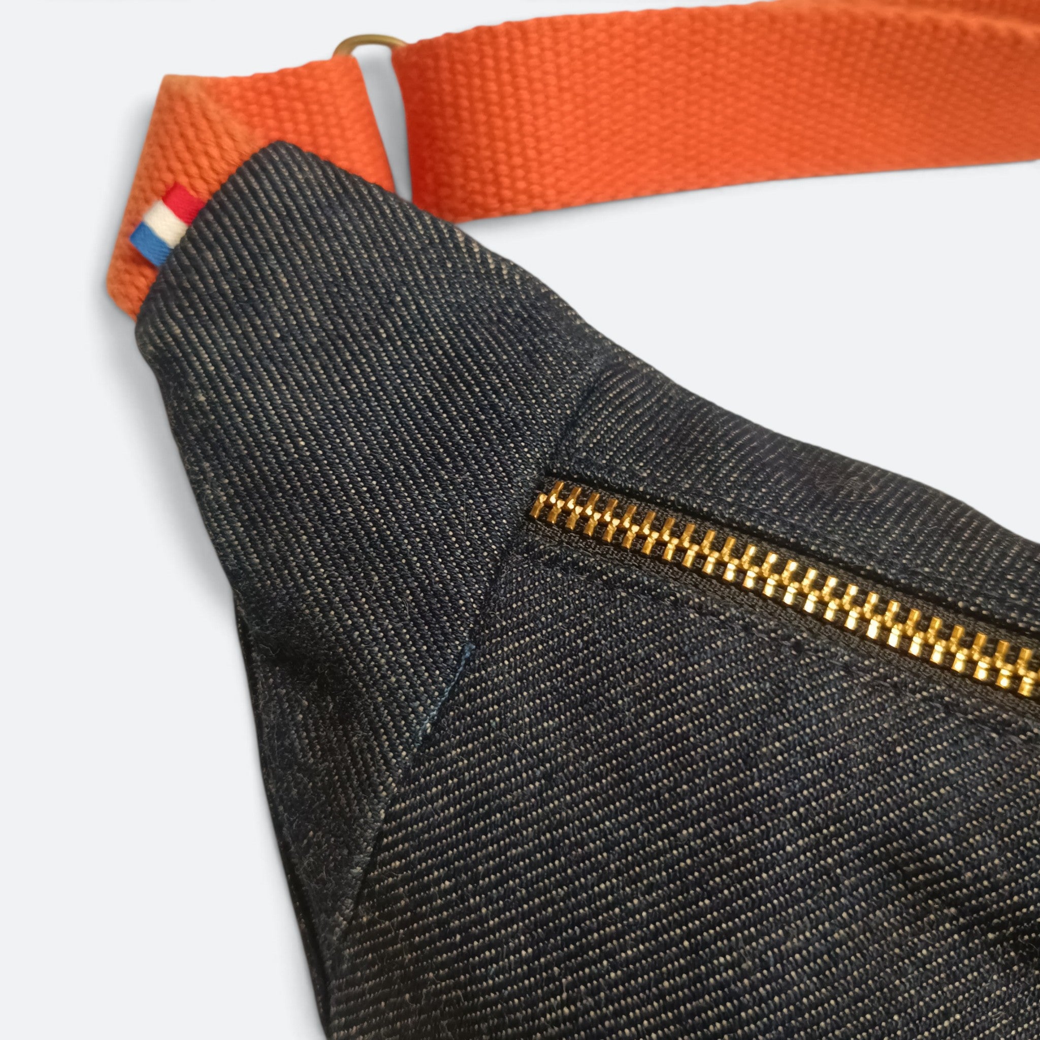 Sac banane JUP-ON jeans recycle avec sangle orange brique et petit drapeau tricolore